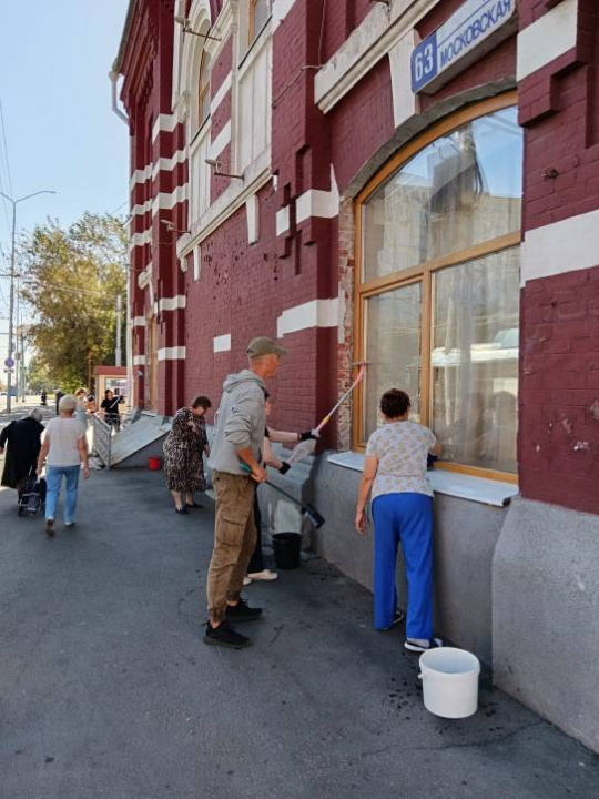 Специалисты библиотеки приняли участие в субботнике по благоустройству города