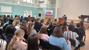 В библиотеке была проведена обстоятельная беседа о проблеме ВИЧ/СПИДе со студентами колледжей