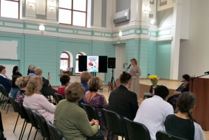 В библиотеке состоялась презентация книги современного саратовского писателя Е. Мышинской «Ножницы жизни»