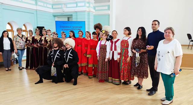 Участники этнокультурного праздника окунулись в мир семейных традиций