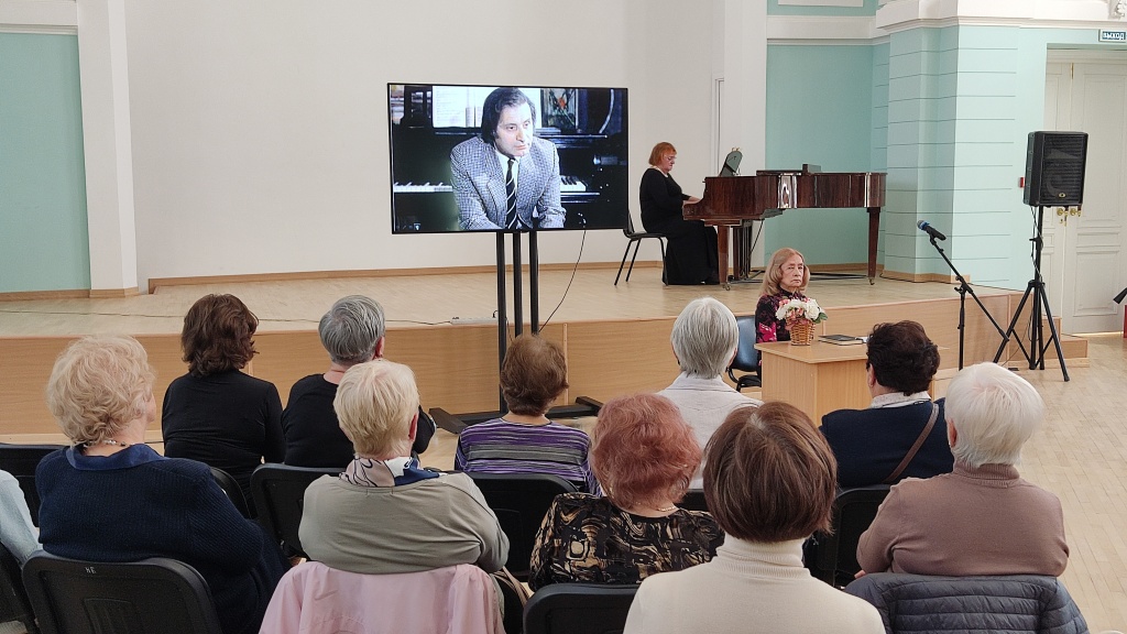 В библиотеке прошла лекция «Выдающийся композитор Альфред Гарриевич Шнитке как автор музыки к кинофильмам»